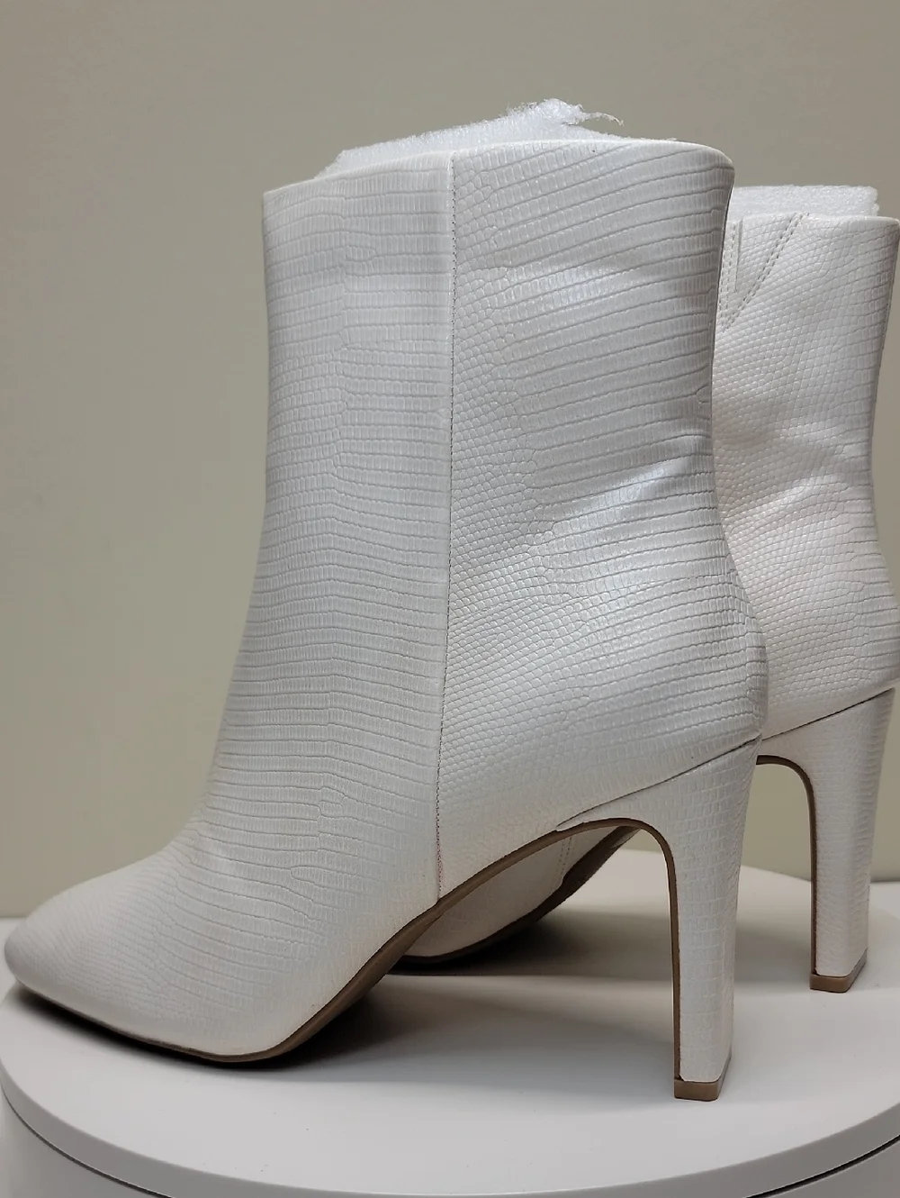 JOURNEE COLLECTION -NEW IN BOX- WHITE LIZARD EMBOSSED BOOTIE Sz 9.5
